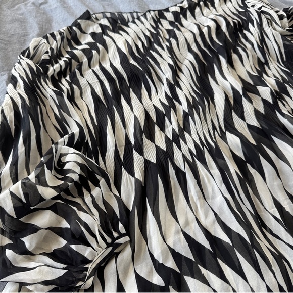 Black and White Oversized Chiffon Contrast Pattern Dress - Picture 4 of 6